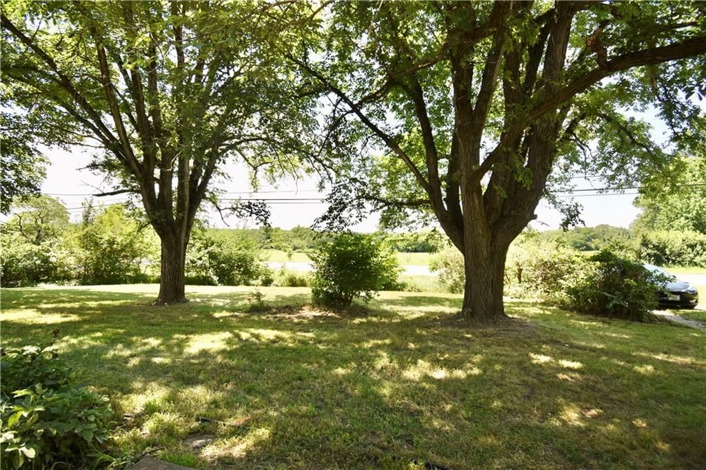 Photo 5 of 26 - 3105 B Highway, Liberty, MO 64068