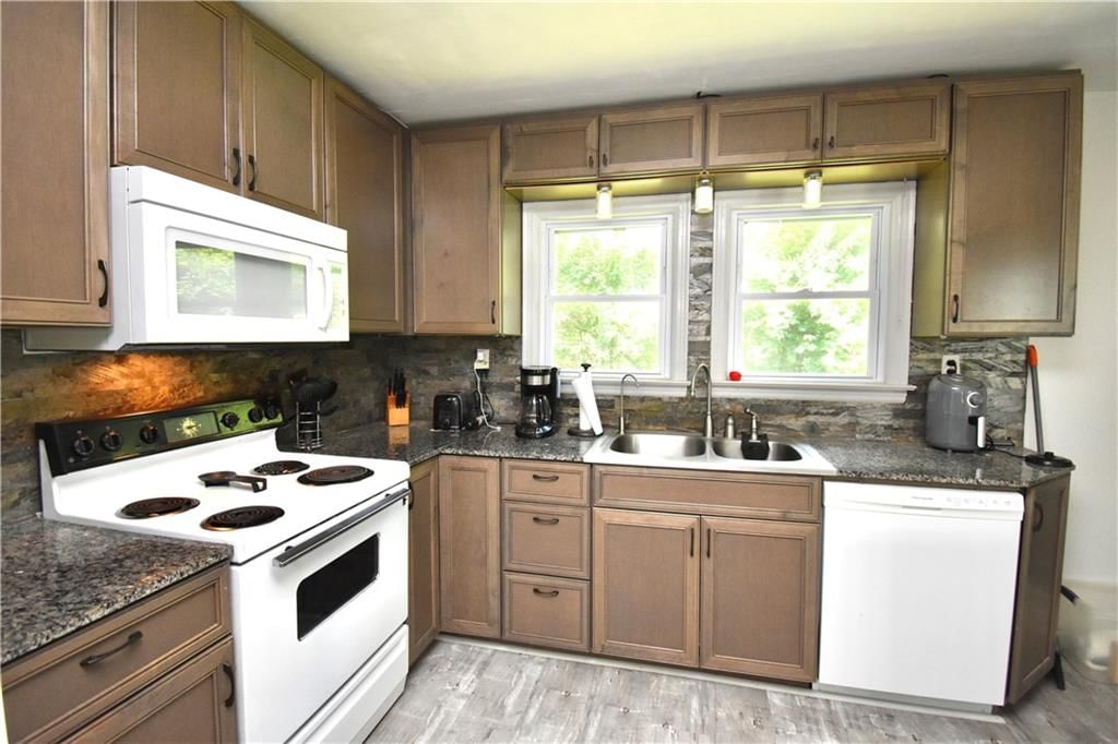 Photo 11 of 26 - 3105 B Highway, Liberty, MO 64068