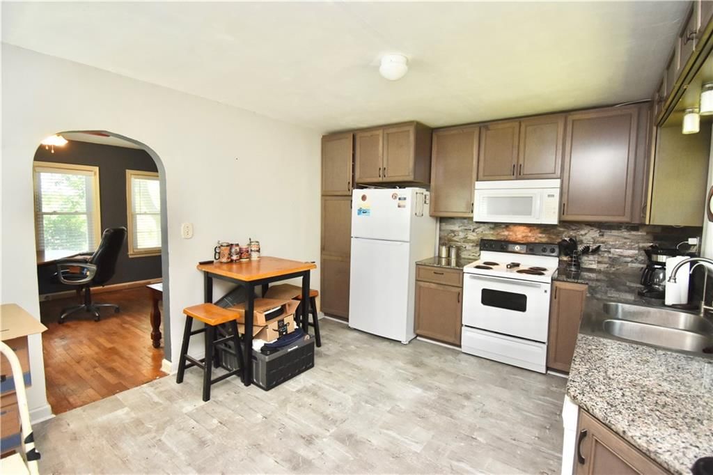 Photo 12 of 26 - 3105 B Highway, Liberty, MO 64068