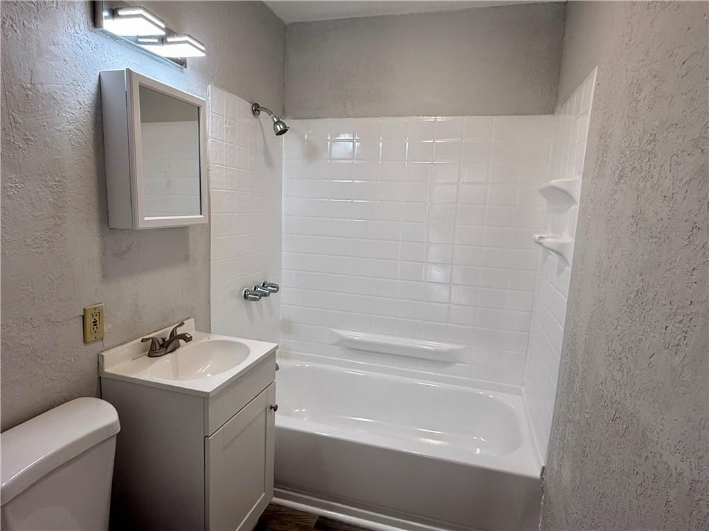 4324 Myrtle Avenue — photo 4