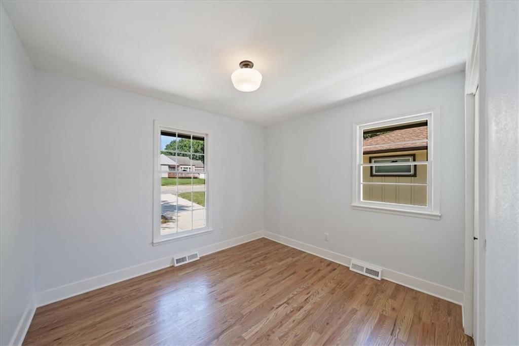 8209 Kenwood Avenue — photo 20