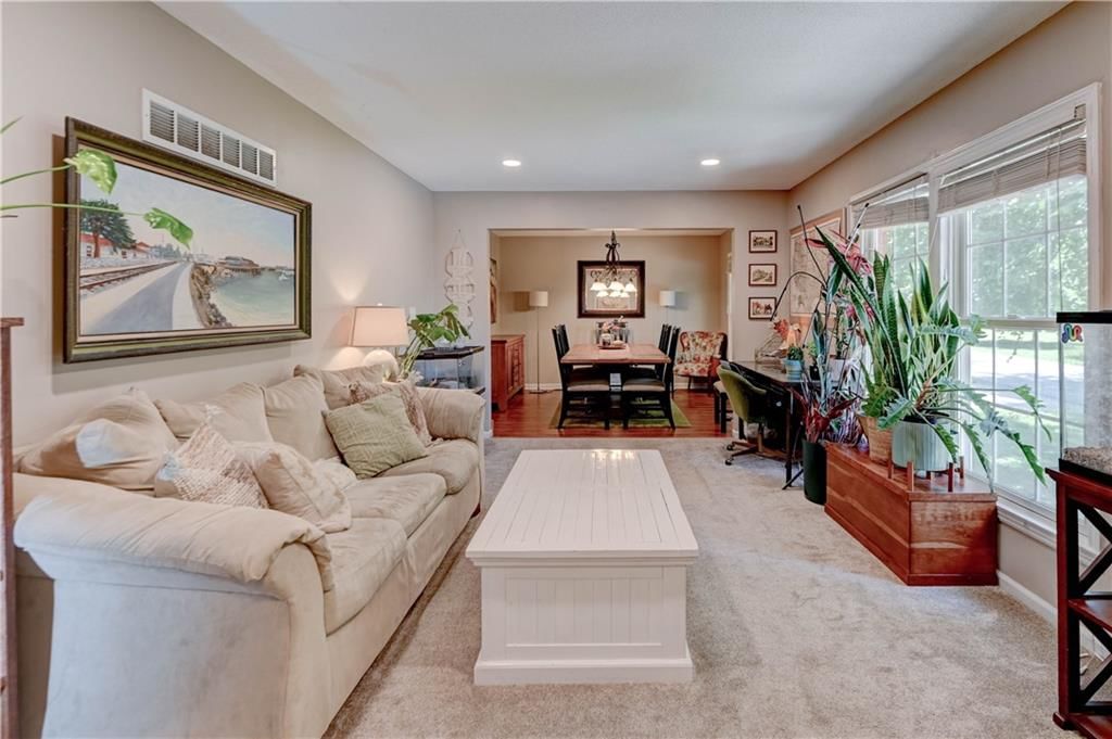 1335 SW Horizon Drive — photo 2