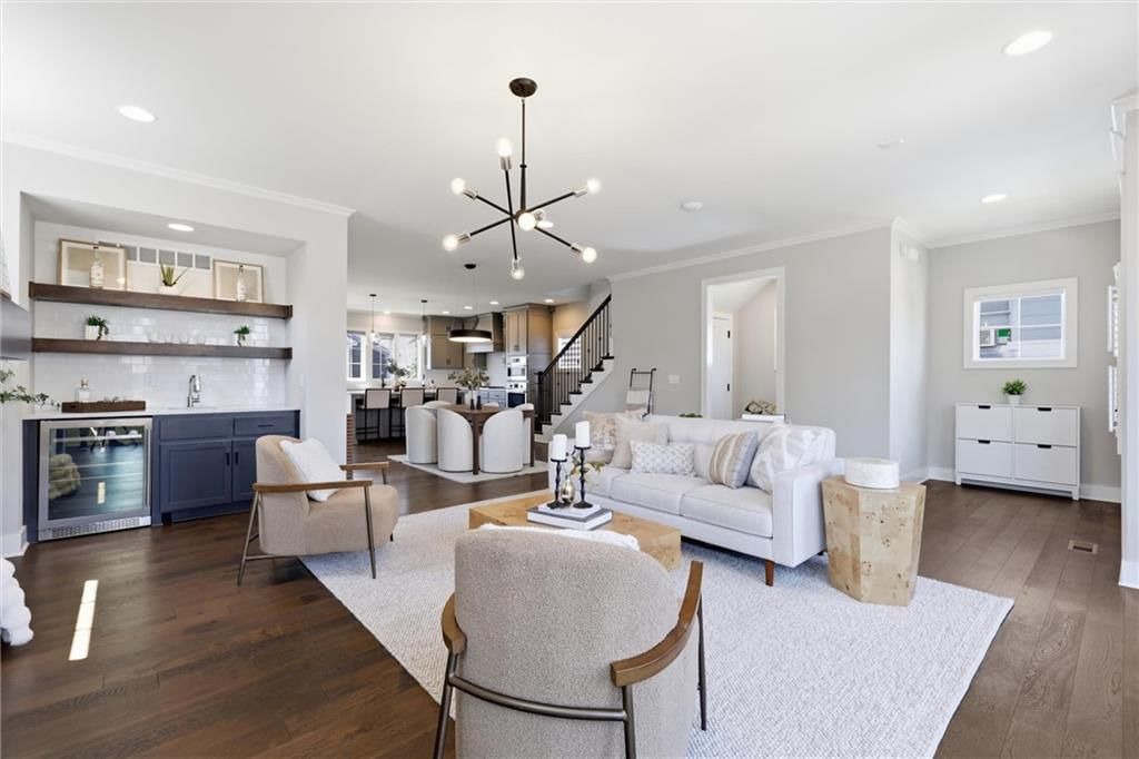 733 W 44th Terrace — photo 4