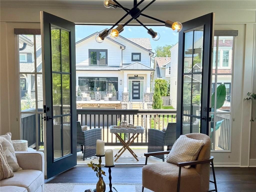 733 W 44th Terrace — photo 6