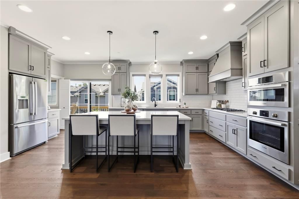 733 W 44th Terrace — photo 13