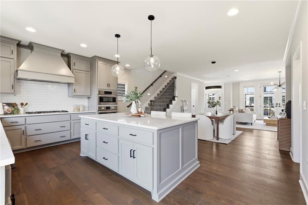 733 W 44th Terrace — photo 15