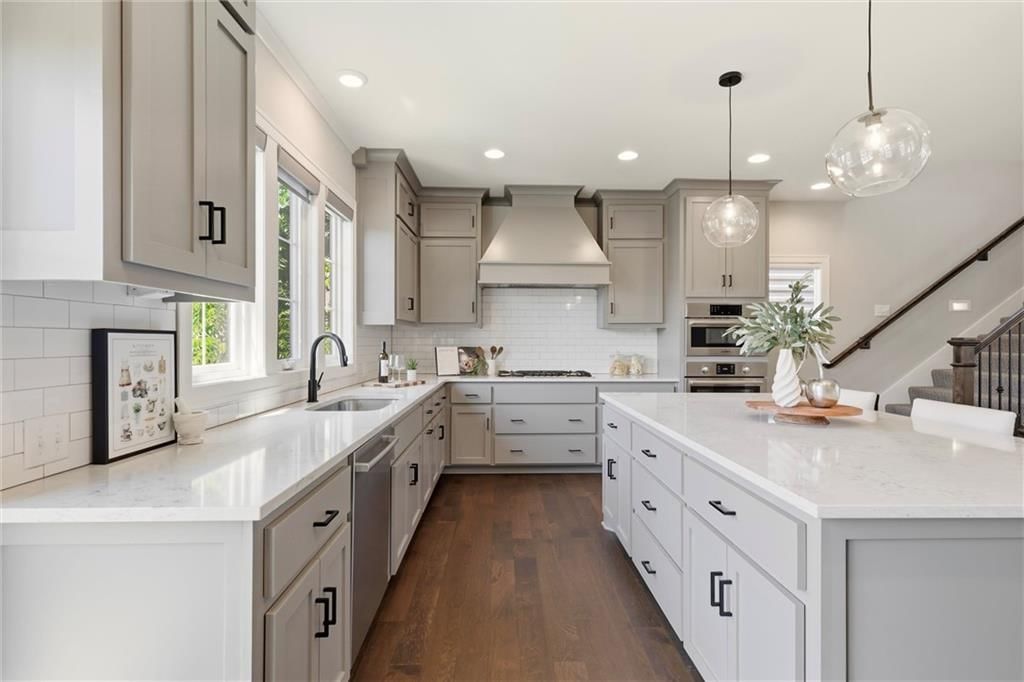 733 W 44th Terrace — photo 16