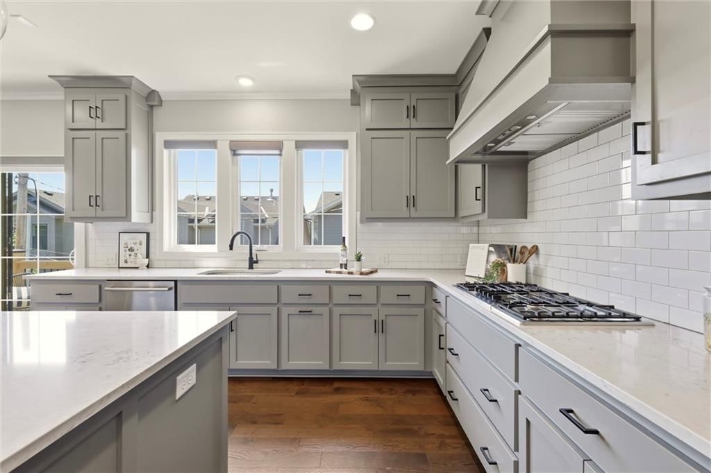733 W 44th Terrace — photo 18