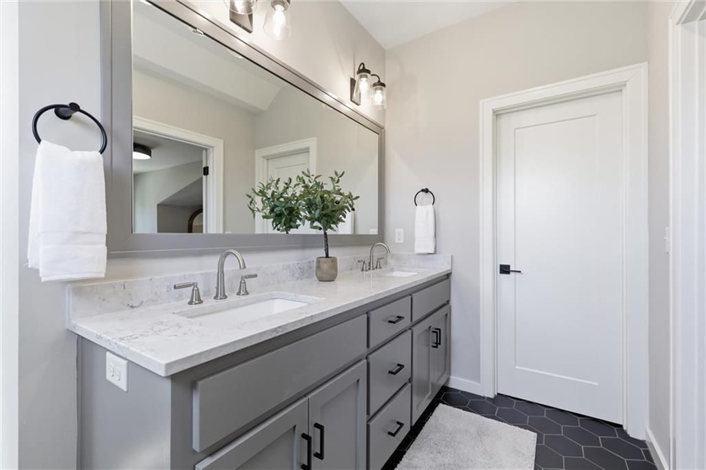 733 W 44th Terrace — photo 27