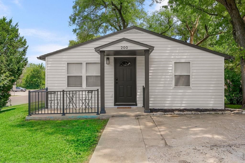 200 E Mccarty Street — photo 1