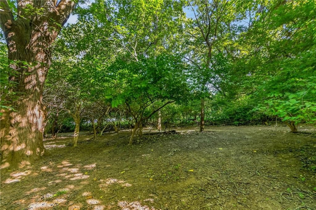 Photo 10 of 33 - 4625 N Bennington Avenue, Kansas City, MO 64117