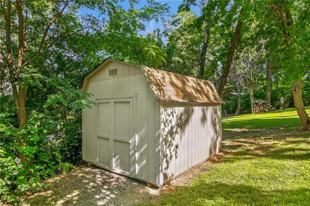 Photo 14 of 33 - 4625 N Bennington Avenue, Kansas City, MO 64117