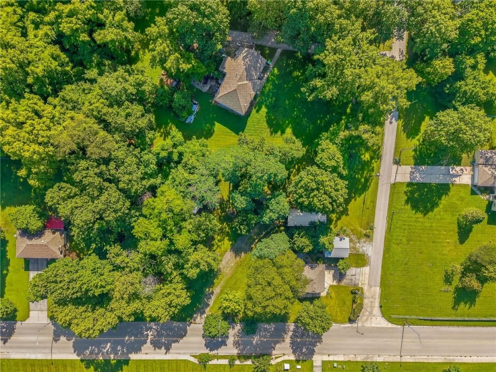Photo 16 of 33 - 4625 N Bennington Avenue, Kansas City, MO 64117