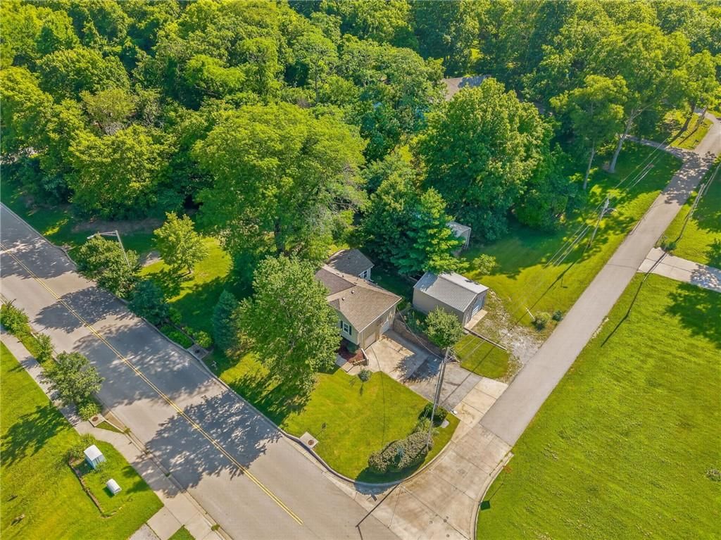 Photo 18 of 33 - 4625 N Bennington Avenue, Kansas City, MO 64117