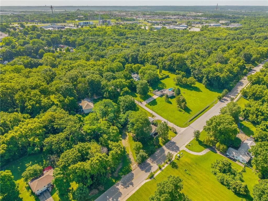 Photo 23 of 33 - 4625 N Bennington Avenue, Kansas City, MO 64117