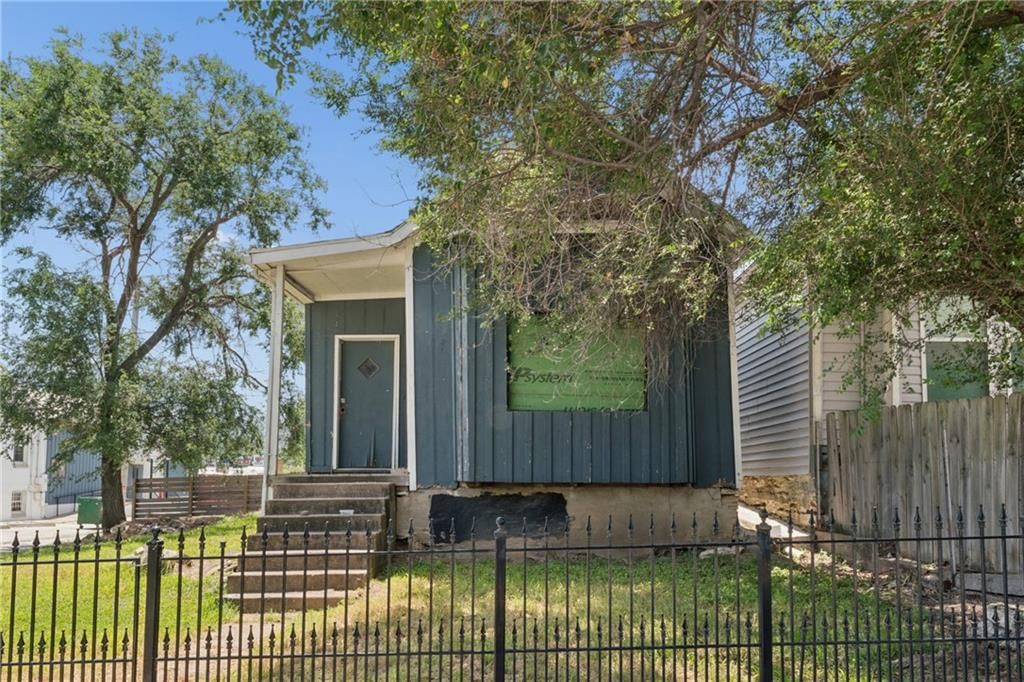 807 & 809 Avenida Cesar Chavez — photo 2