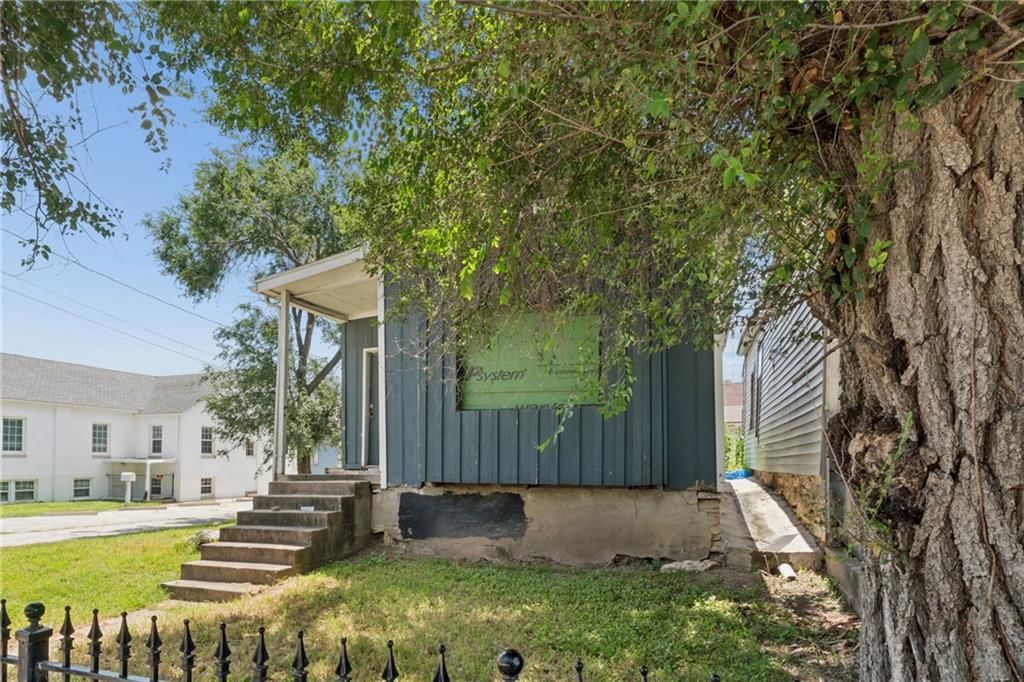 807 & 809 Avenida Cesar Chavez — photo 3