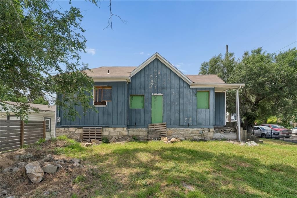 807 & 809 Avenida Cesar Chavez — photo 4