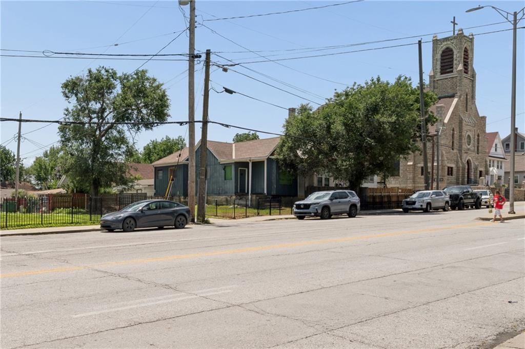 807 & 809 Avenida Cesar Chavez — photo 16