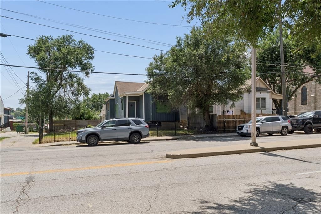 807 & 809 Avenida Cesar Chavez — photo 17