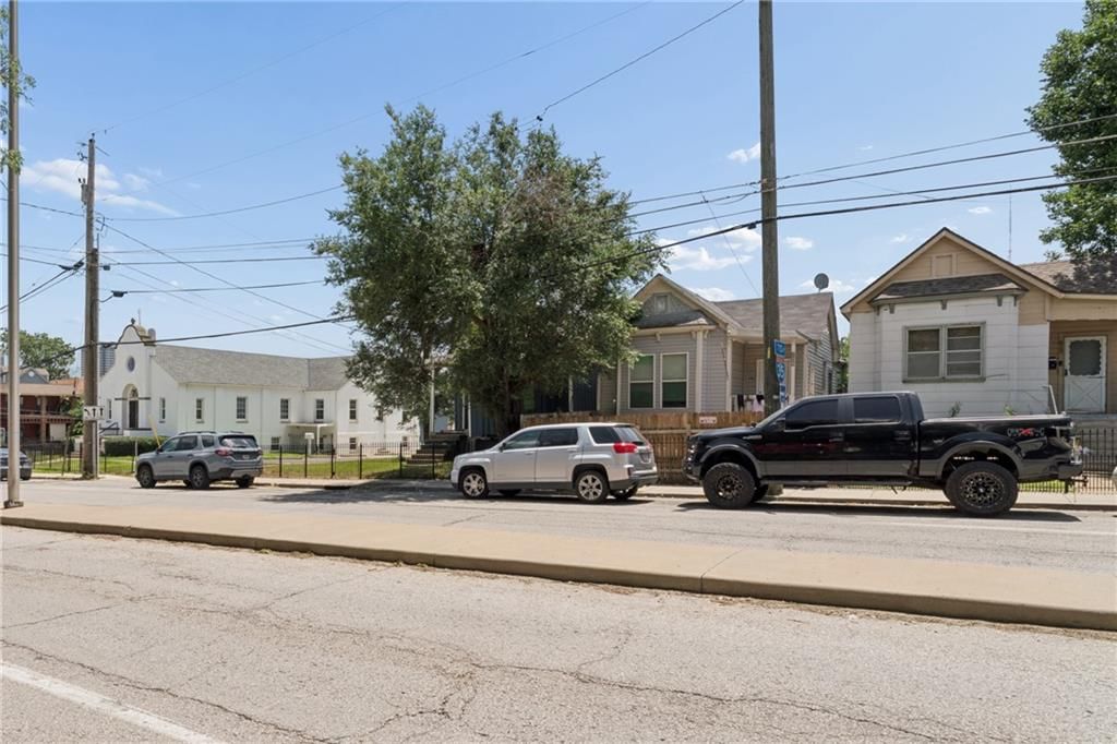 807 & 809 Avenida Cesar Chavez — photo 18