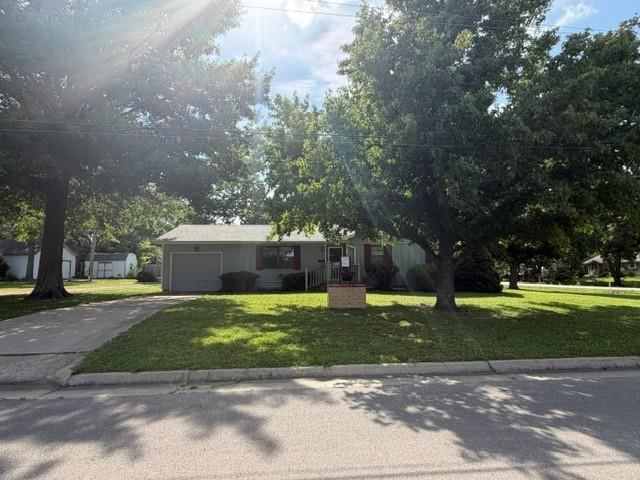 904 S 6th Street, Burlington, KS