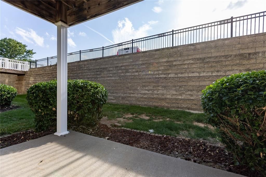 8111 N LAWNDALE Avenue — photo 21