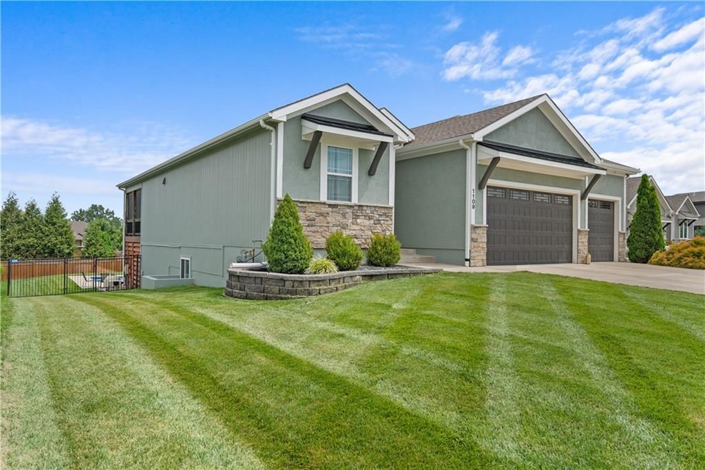 1109 SW Brookside Court — photo 2
