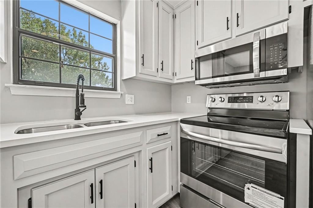 Photo 12 of 36 - 7033 N Fisk Court, Kansas City, MO 64151