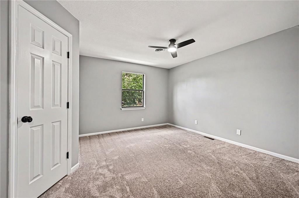 Photo 17 of 36 - 7033 N Fisk Court, Kansas City, MO 64151