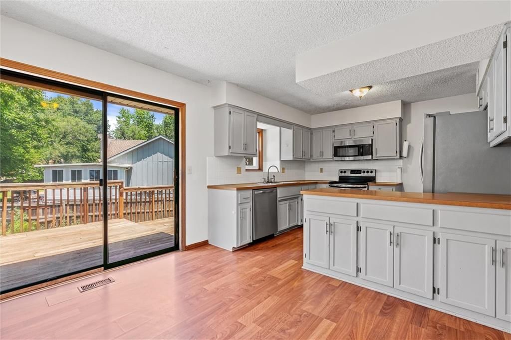 528 NE Karapat Drive — photo 9