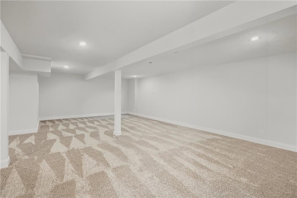 700 E 10th Street — photo 32