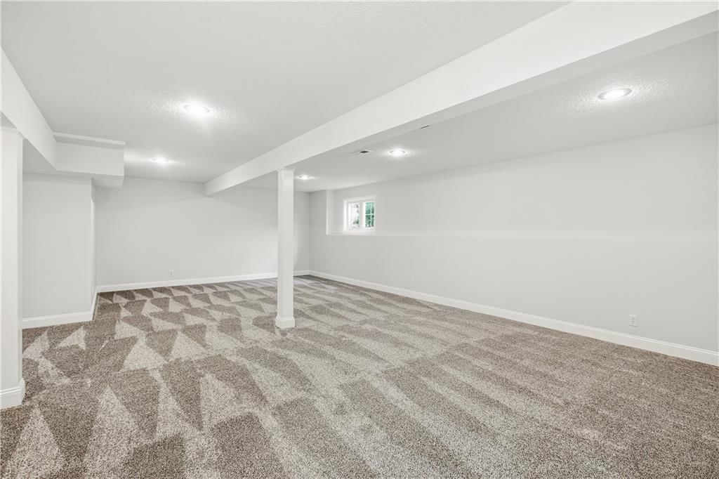 700 E 10th Street — photo 33
