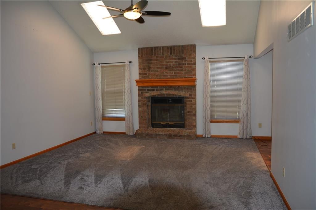 2319 NW Leann Drive — photo 3