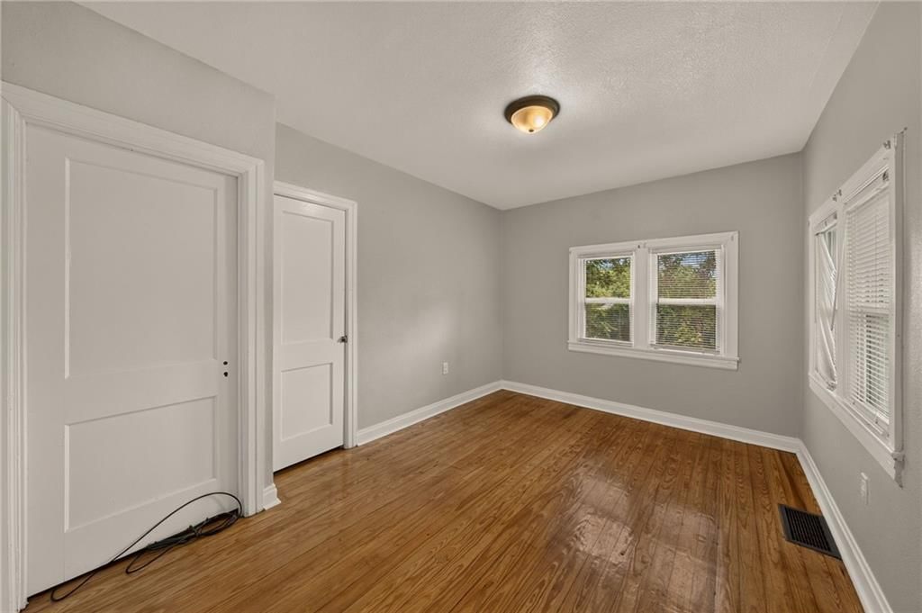 124 Riverside Drive — photo 9