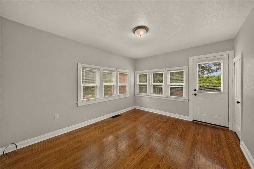 124 Riverside Drive — photo 15