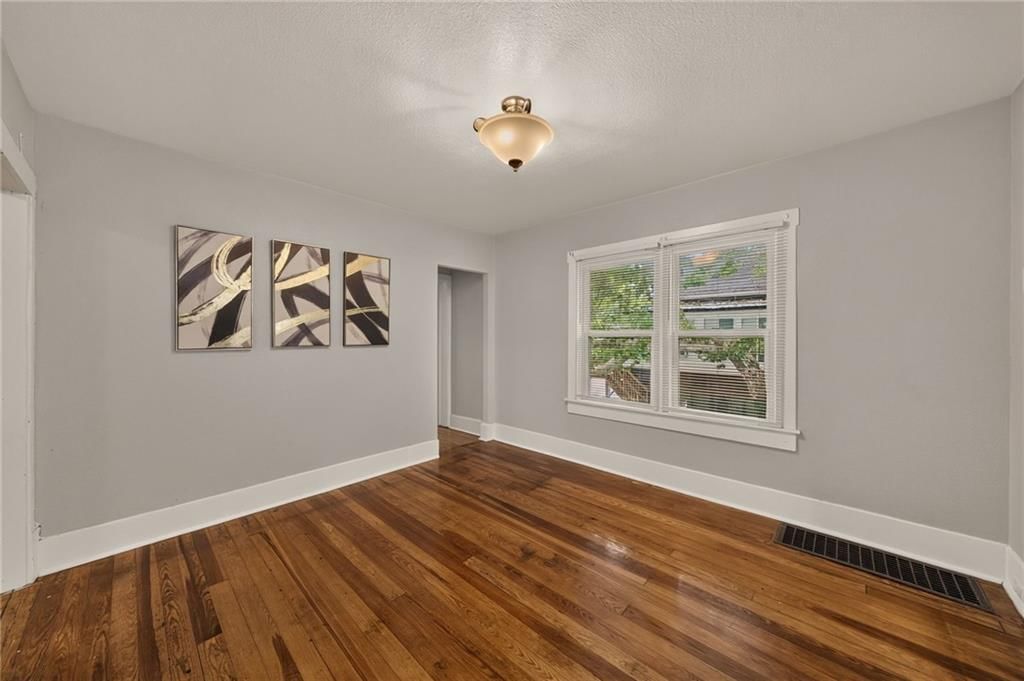 124 Riverside Drive — photo 29