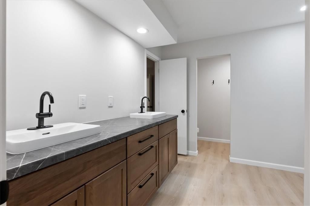 Photo 13 of 23 - 6401 N Park Avenue, Kansas City, MO 64118