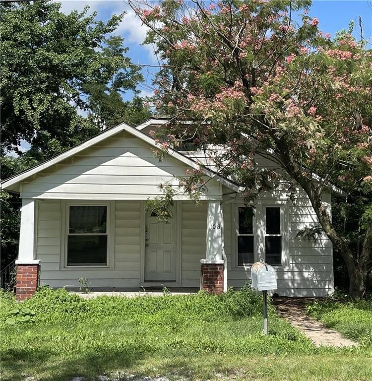 108 NW Heady Avenue — photo 1