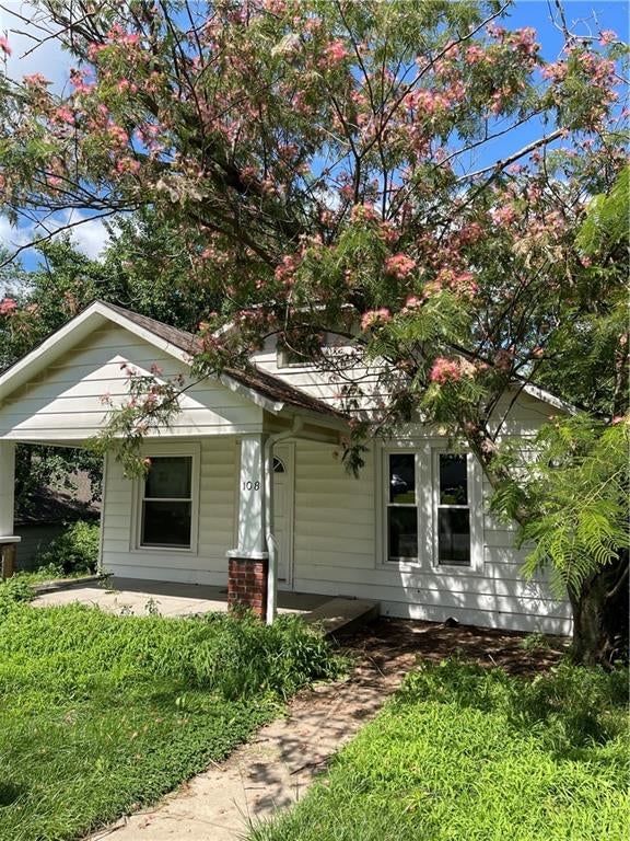 108 NW Heady Avenue — photo 3
