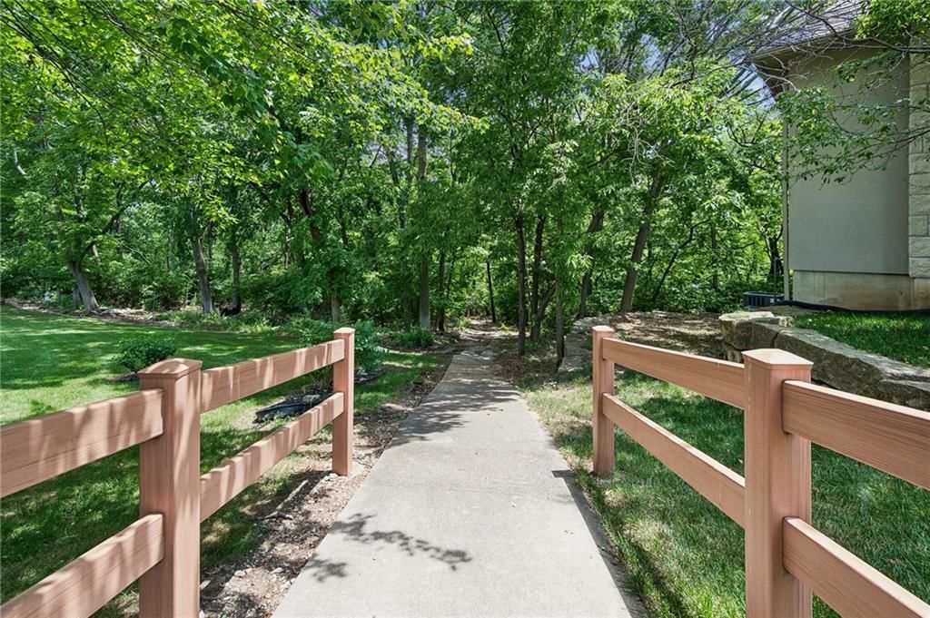 2400 SW Winteroak Court — photo 4