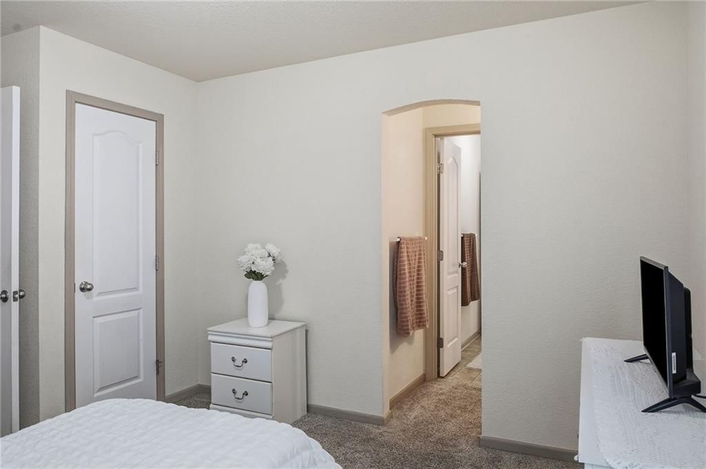 517 SW Shadow Glen Drive — photo 16