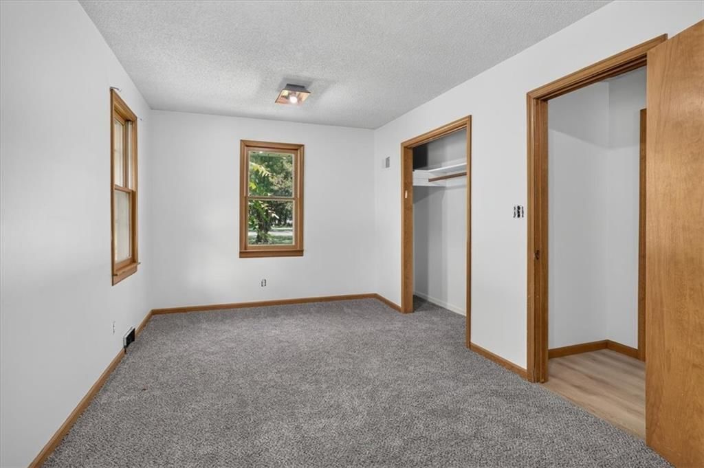 416 N US 169 Highway — photo 17