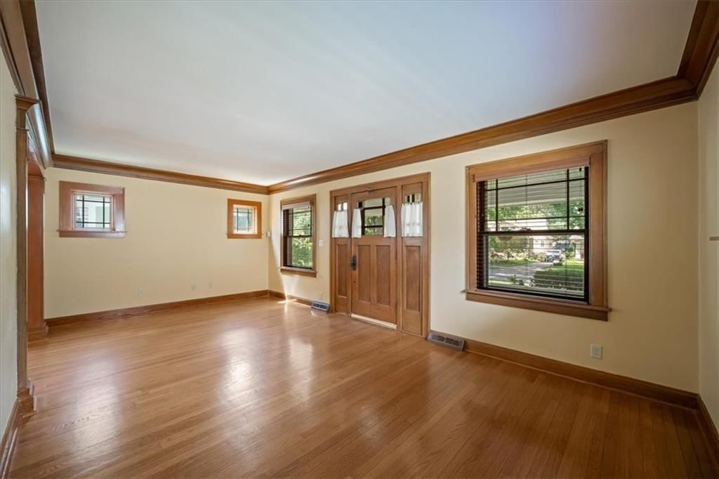 5733 Kenwood Avenue — photo 7