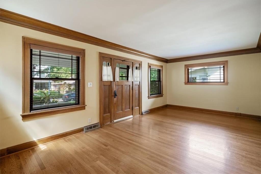 5733 Kenwood Avenue — photo 8