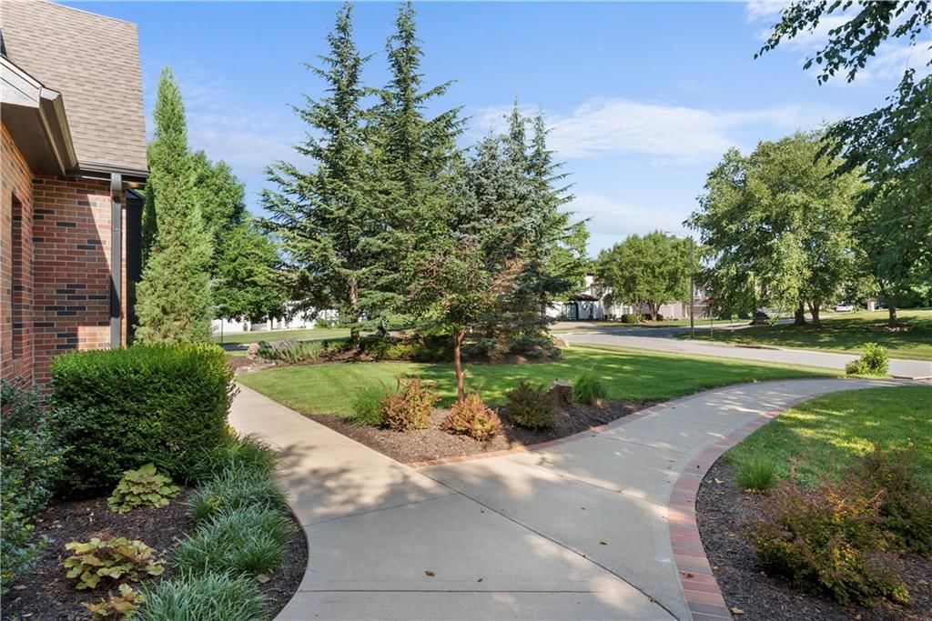 301 NW Rockhill Circle — photo 4