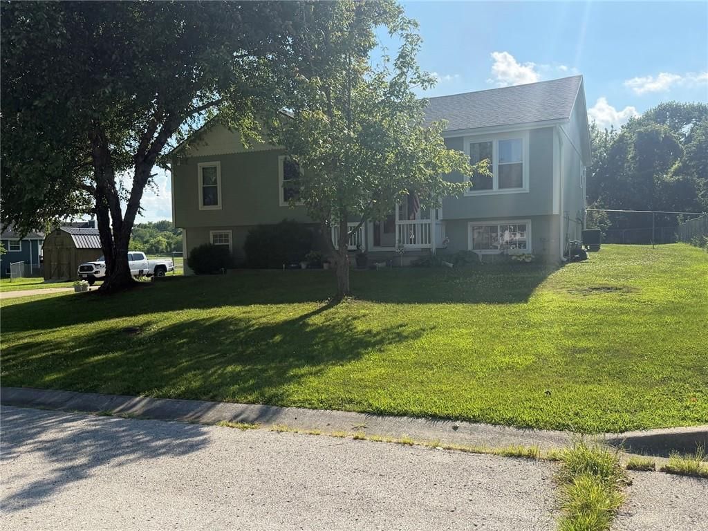 887 Glengera Street — photo 2