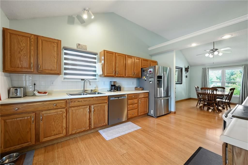 887 Glengera Street — photo 9