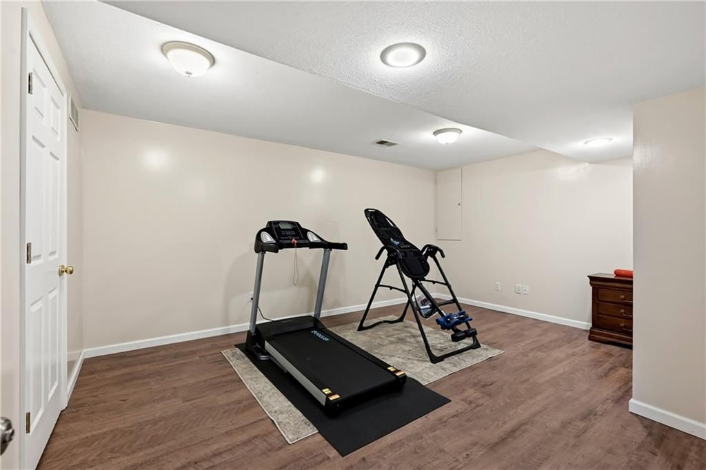887 Glengera Street — photo 16