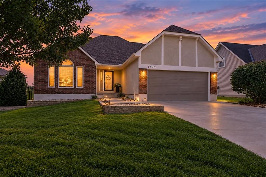1306 SW Stonecreek Drive, Blue Springs, MO